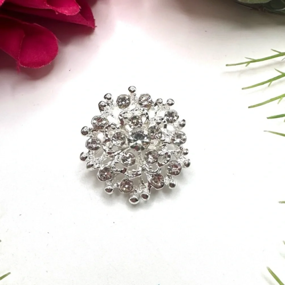 NEW⚜️Classic Crystal Cluster Embellished Brooch